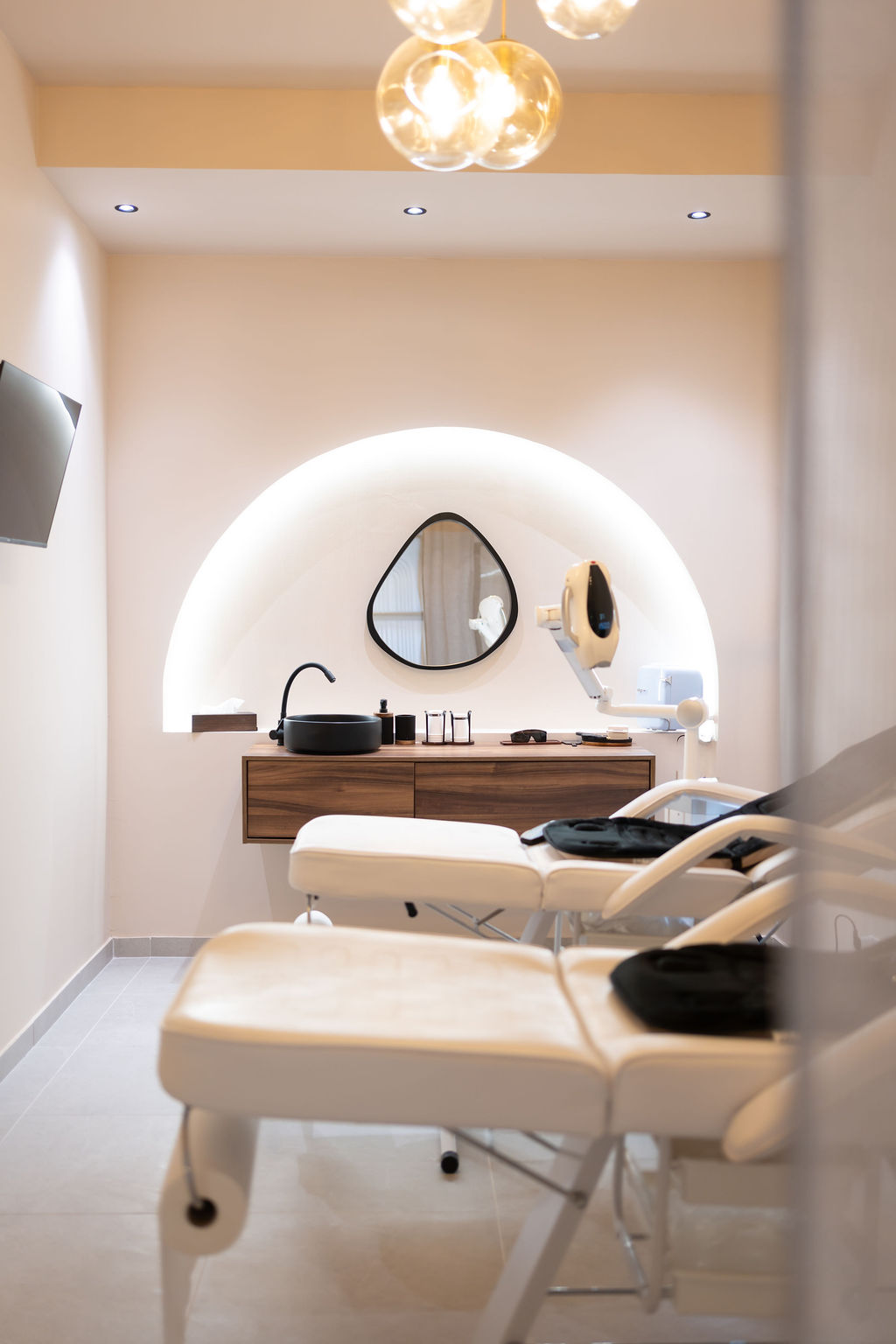 Cabine de soin lumineuse, institut de beauté BAASH Aesthetic à Langlade