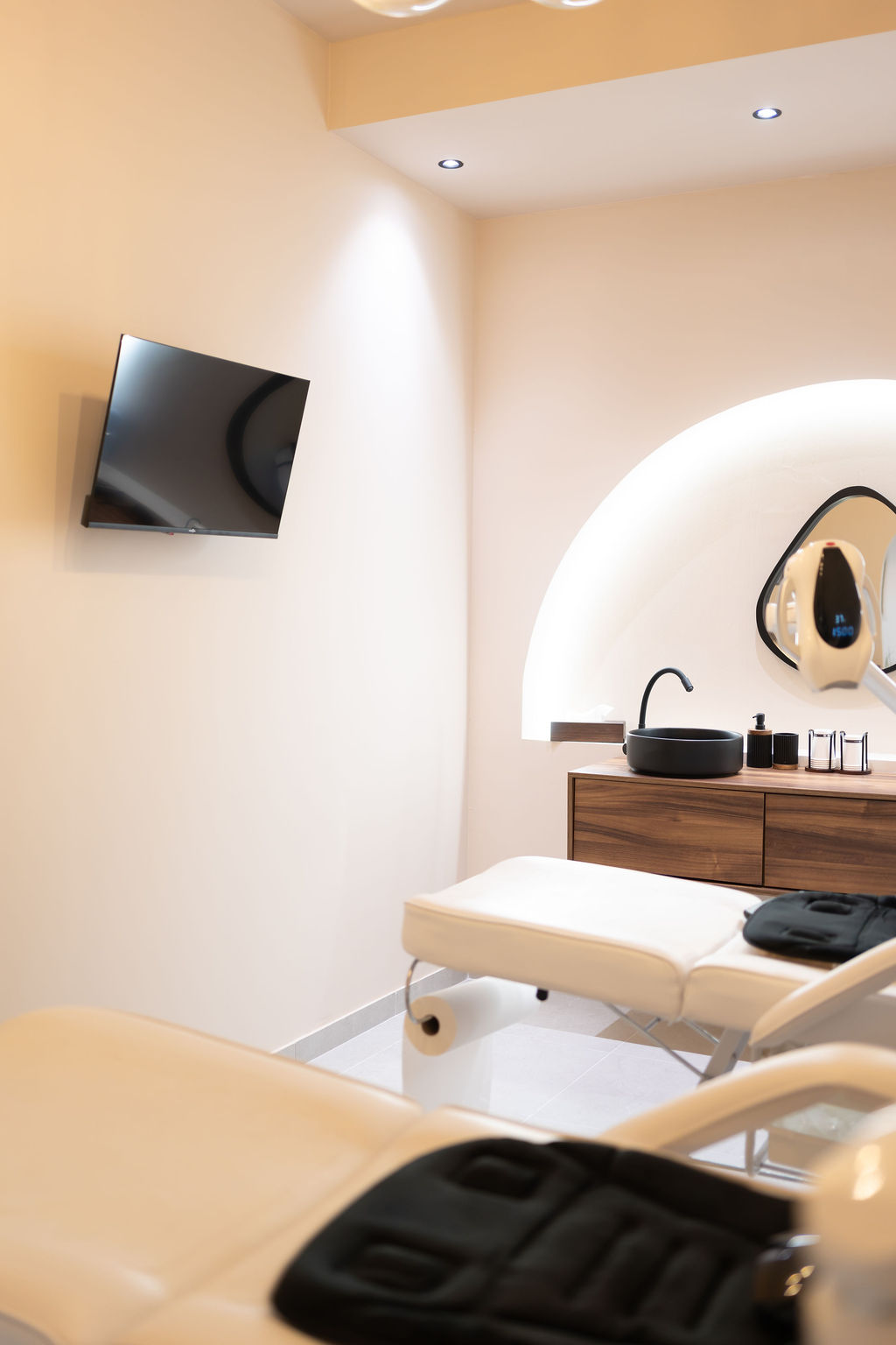 Table de soin et hygiène impeccable – institut BAASH Aesthetic Langlade