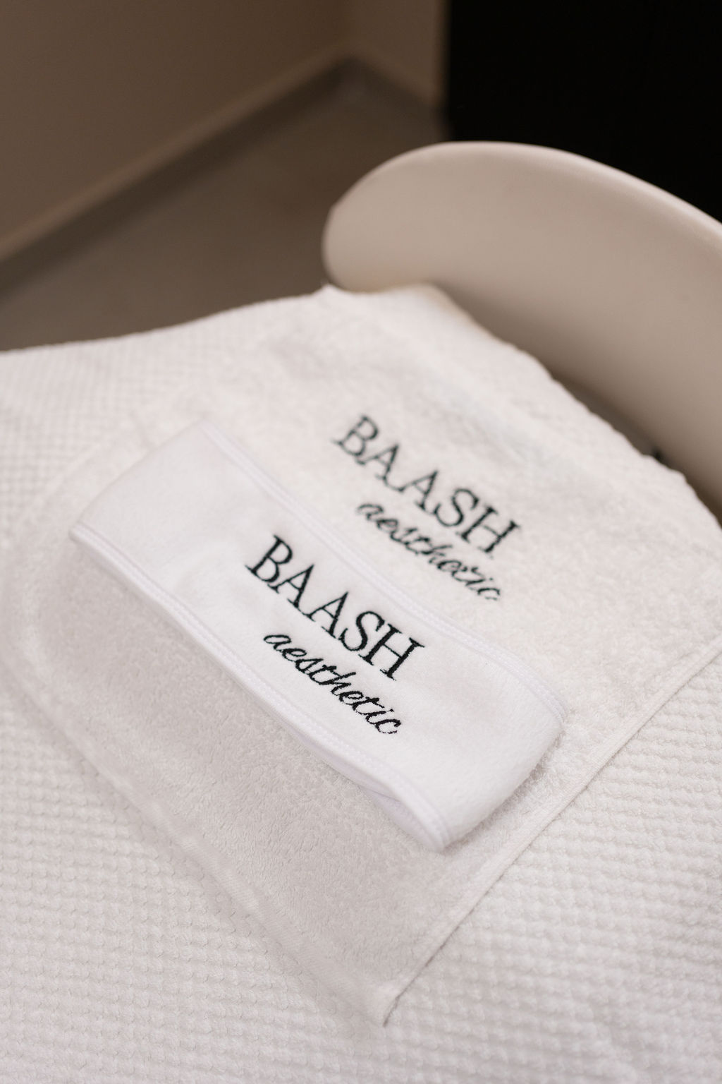 Vasque et miroir arrondi – décoration contemporaine BAASH Aesthetic